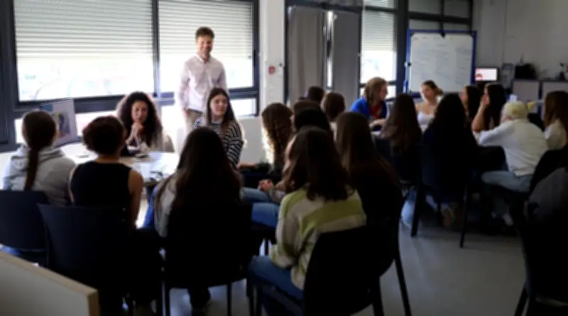 25 collégiennes de Saint-Loubès découvrent les métiers scientifiques avec l'association Elles bougent