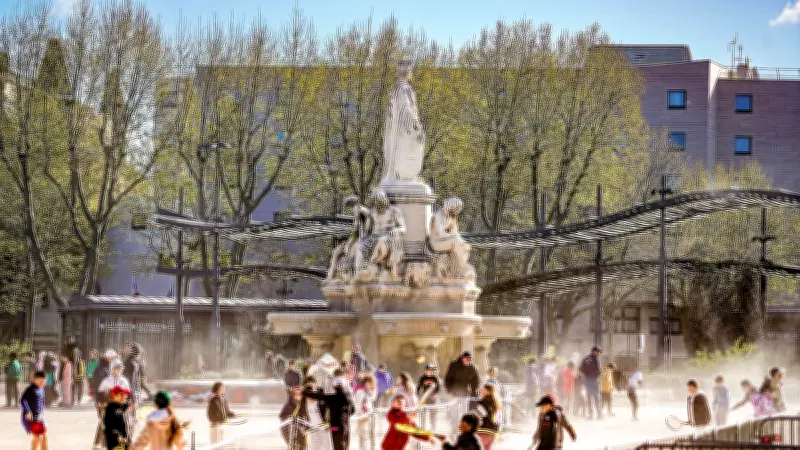 300 écoliers nîmois découvrent le tennis sur le court central des arènes avant les pros