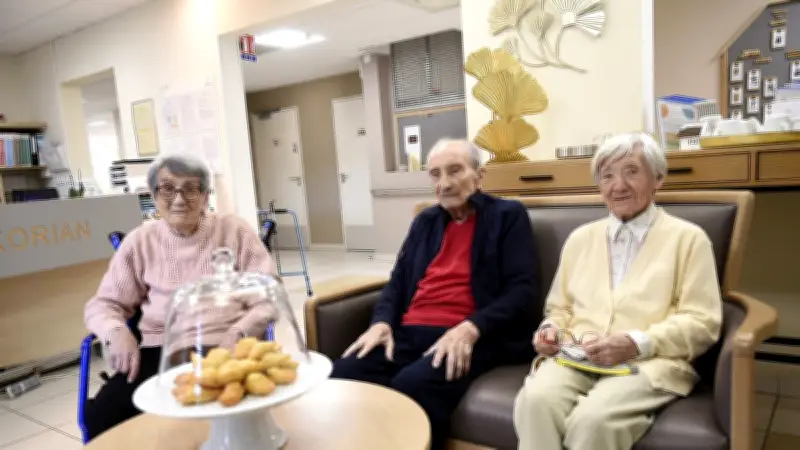 307 ans de sagesse : les leçons de vie des centenaires Claudine, Léone et Guy à Nîmes