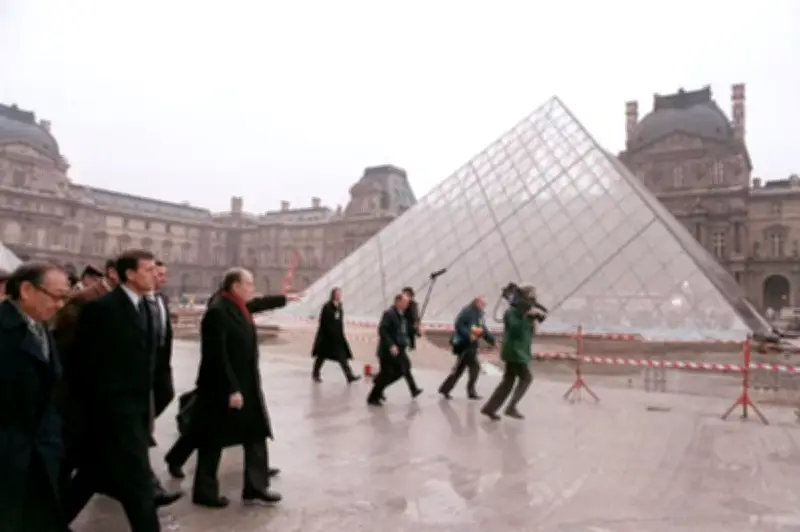 4 mars 1988 : inauguration de la Pyramide du Louvre par François Mitterrand