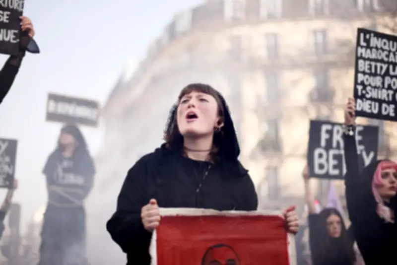 8 mars à Paris : les féministes s'engagent à ne jamais cesser de lutter pour leurs droits