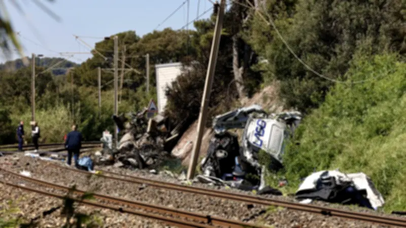 Accident mortel à Saint-Raphaël : un poids lourd bloqué au passage à niveau percuté par un train