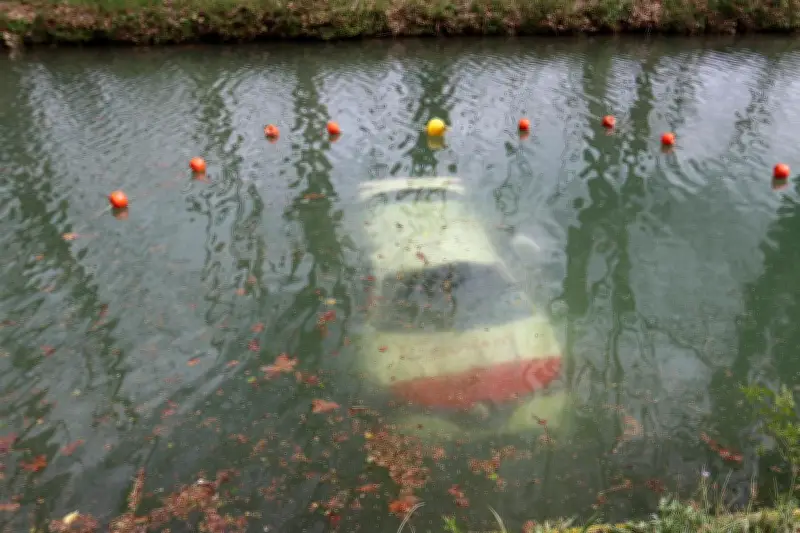 Accident spectaculaire à Caumont-sur-Garonne : une voiture finit dans le canal après un tonneau