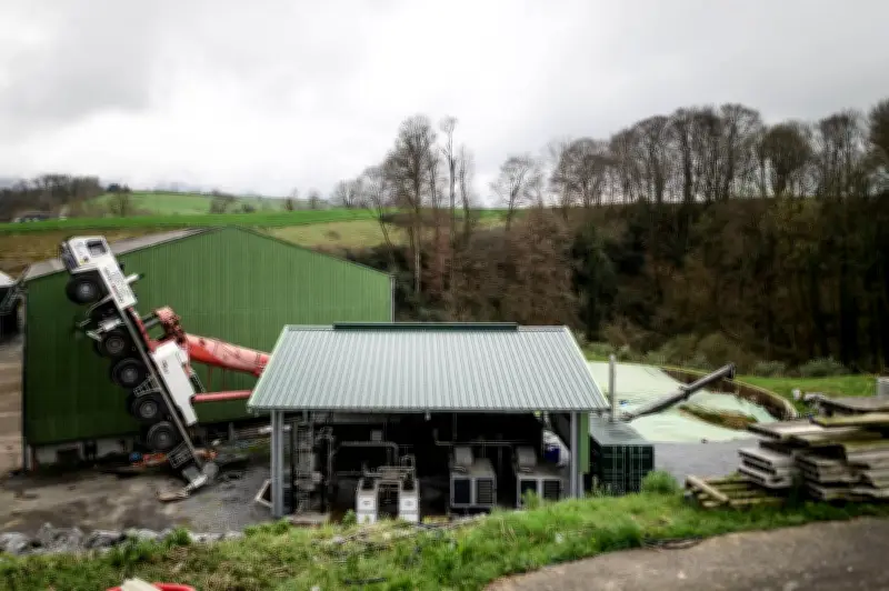 Accident spectaculaire dans une unité de méthanisation à Asson : la cabine d'un camion-grue se dresse à la verticale
