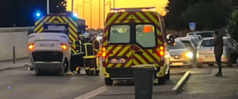 Accident spectaculaire à Frontignan : une voiture finit sur le toit près du cimetière