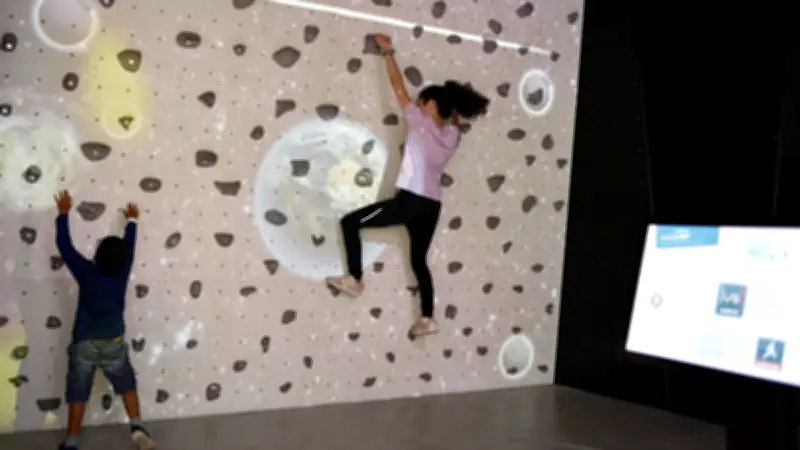 Activités d'été pour enfants dans l'Hérault : archéologie, théâtre et escalade en août