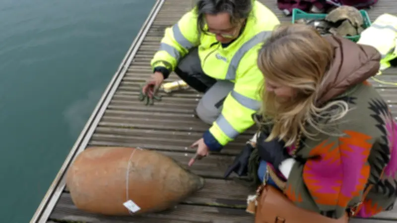Agde : découverte d'une amphore antique et graffiti sur une digue romaine dans l'Hérault