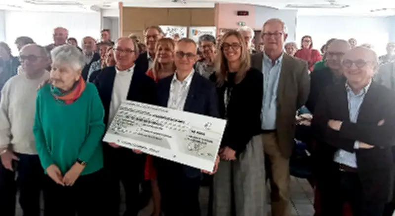 Agir Cancer Gironde remet 50 000 euros à l'Institut Bergonié grâce à 22 millions de bouchons collectés