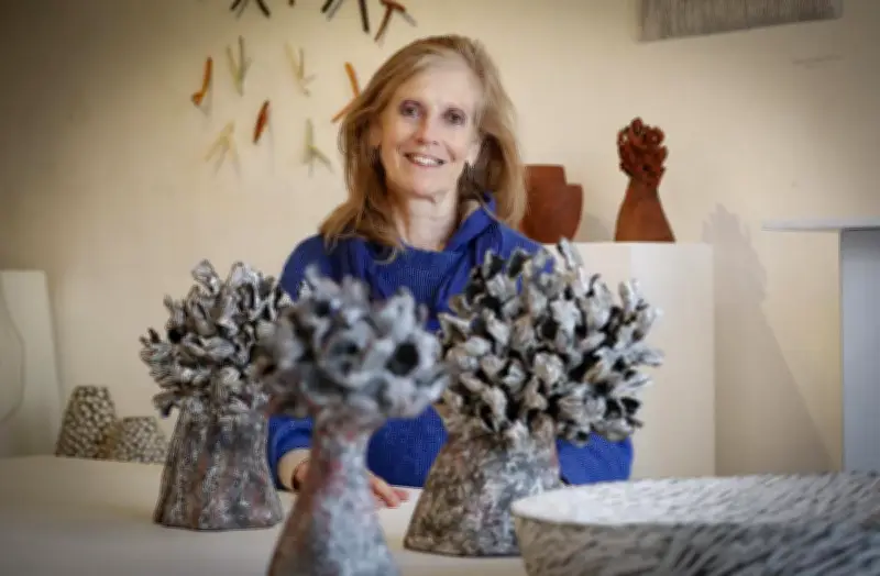 Agnès His expose ses céramiques en grès noir à La Rochelle jusqu'au 11 avril