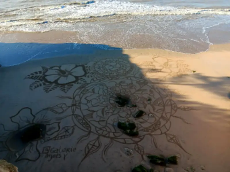 Agnès V crée une fresque éphémère sur sable pour une campagne municipale écologique
