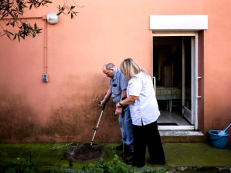 Aides à domicile : quatre ans de salaires bloqués, un conflit entre l'État et les départements
