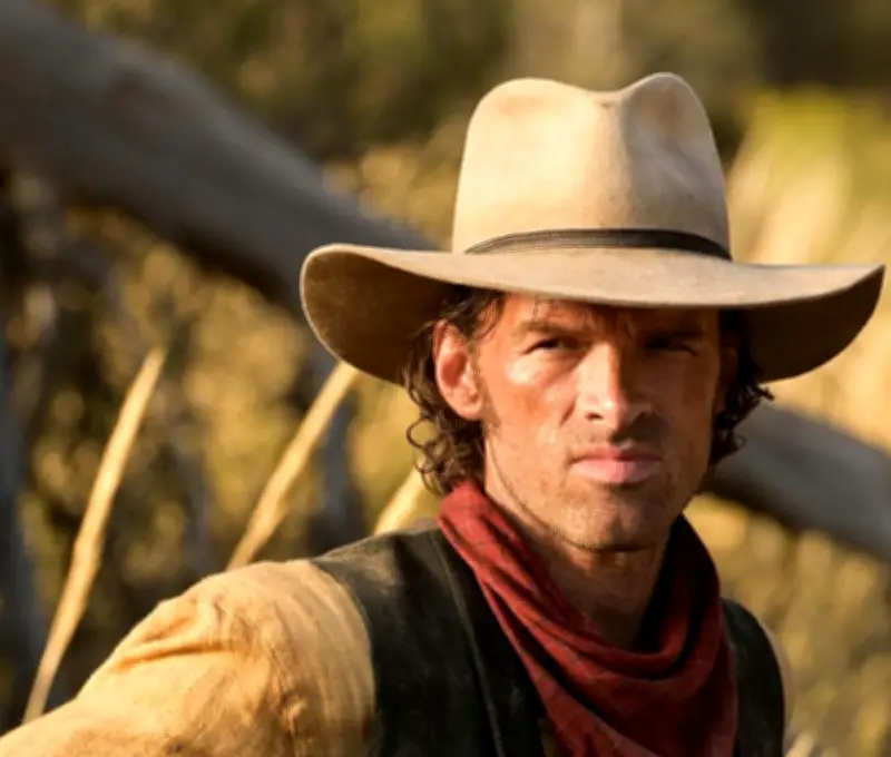 Alban Lenoir incarne Lucky Luke dans une version décalée sur Disney+