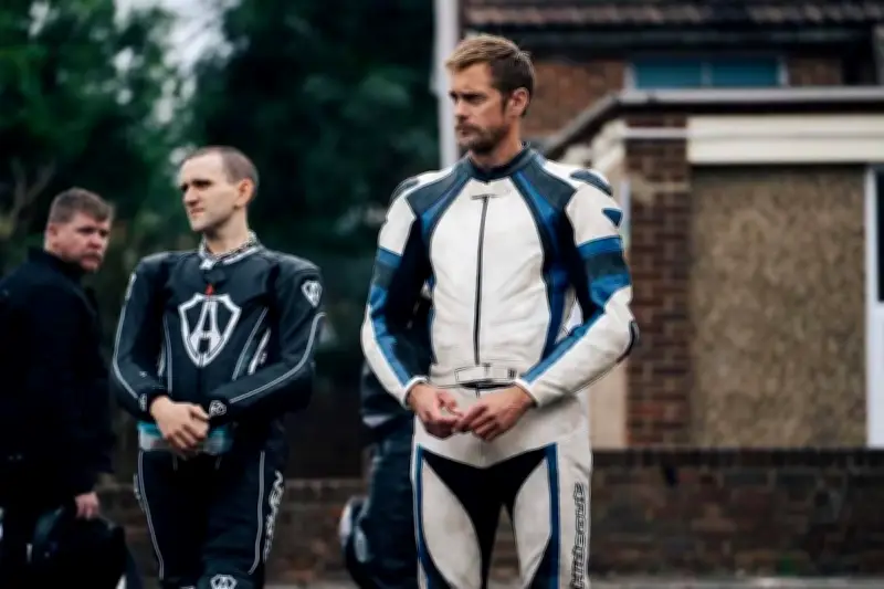 Alexander Skarsgård brille dans 'Pillion', un film audacieux mêlant amour et sadomasochisme