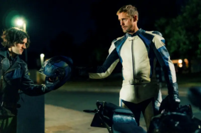 Alexander Skarsgård, du vampire au maître BDSM, électrise la mode et les médias