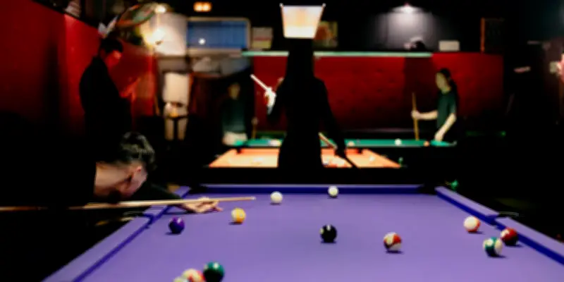 Ambiance nocturne au billard M8 de Belleville : un microcosme parisien