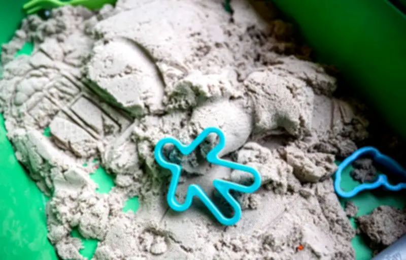 Amiante dans les jouets : de nouveaux rappels de sable magique et figurines étendus