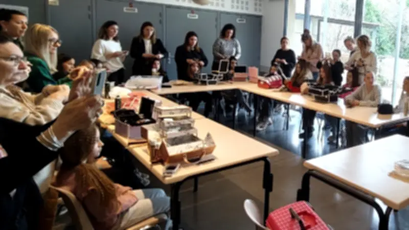 Amélie Laugier, Reine d'Arles, anime un atelier coiffure traditionnelle à Saint-Geniès-des-Mourgues
