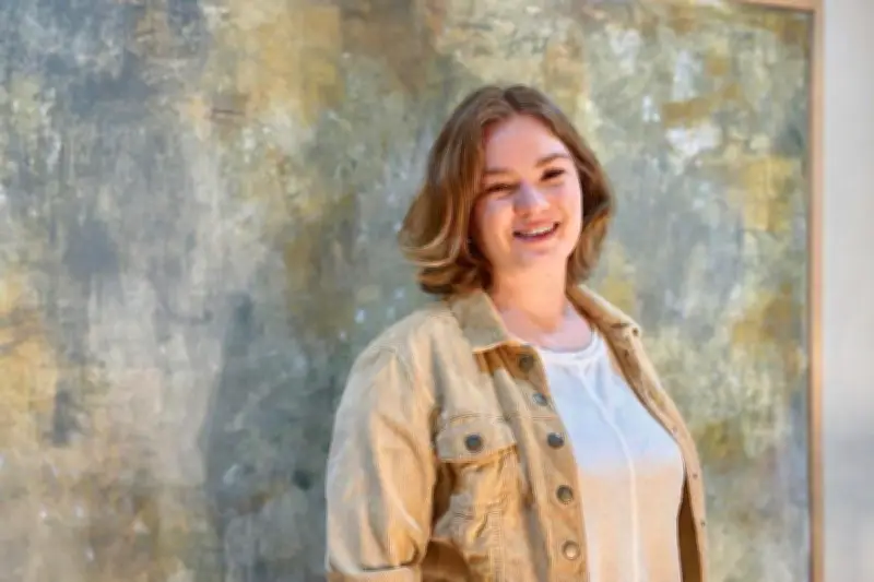 Amy Hinchliffe expose ses œuvres abstraites créées à la main à Brantôme-en-Périgord