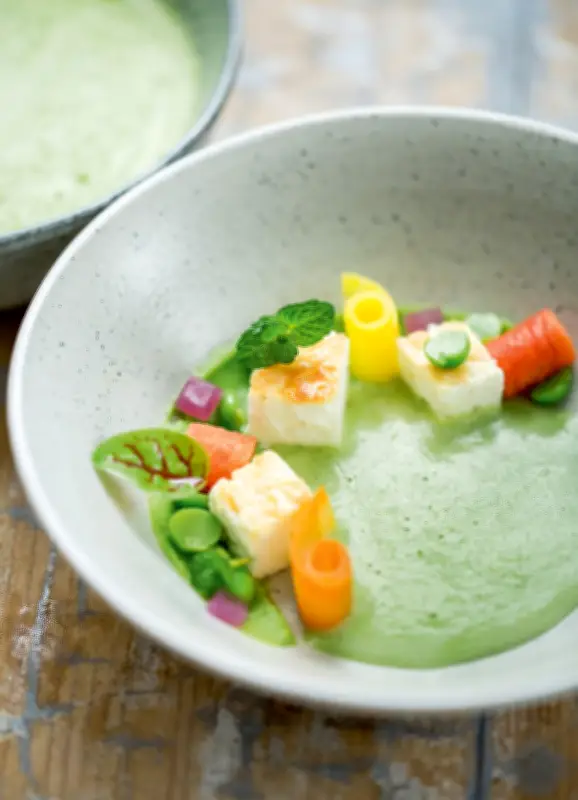 Andreas Mavrommatis dévoile sa recette de velouté de petits pois à la feta grillée