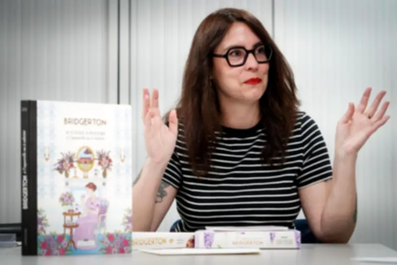 Anglet : L'illustratrice Ophélie Dhayere crée un livre de coloriage Bridgerton pour Larousse et Netflix