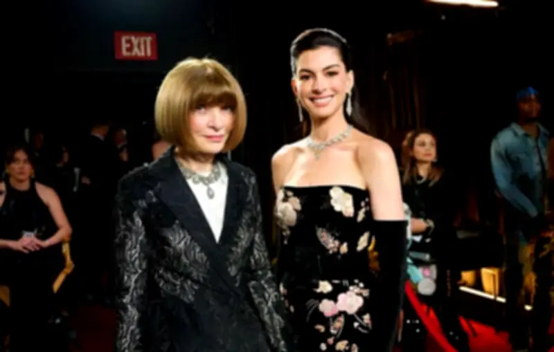 Anna Wintour et Anne Hathaway recréent l'esprit du Diable s'habille en Prada aux Oscars