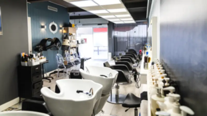 Annecy : deux hommes tentent de cambrioler un salon de coiffure avec une excuse insolite