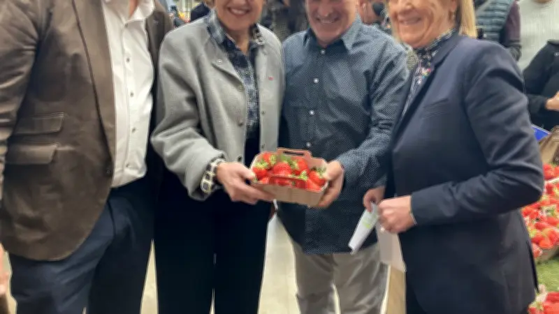 Annie Genevard visite le Mas des Agriculteurs de Nîmes et déguste des fraises gardoises