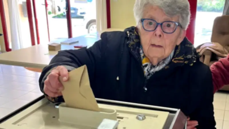 Antoinette, 101 ans, vote pour la 15e fois aux municipales en Aveyron