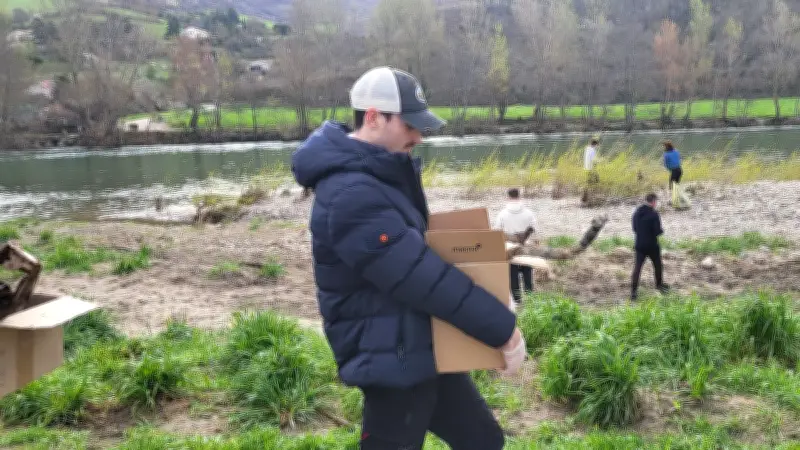 Aqua Grimpe nettoie les berges du Tarn : 30 kg de déchets ramassés près de Millau