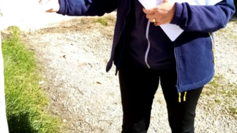 Arlette, factrice à Générac, distribue la propagande électorale avant le scrutin