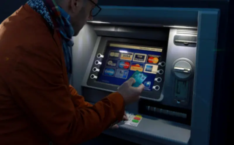 Arnaque au faux coursier de banque : un récidiviste interpellé après avoir dépensé 4 000 euros