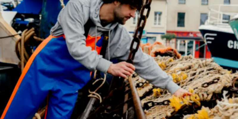 Arnaud, 31 ans, quitte les cercles du pouvoir pour devenir pêcheur, dénonçant un décalage écologique