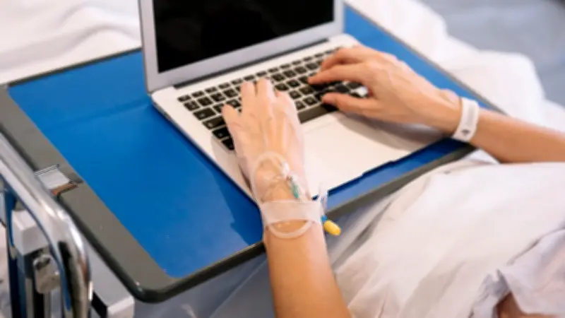 Arrêt maladie : la Cour de cassation interdit le cumul salaire et indemnités sans autorisation médicale