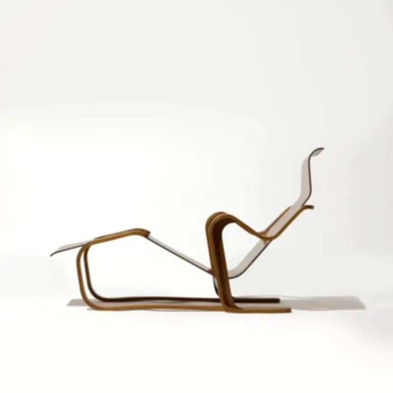 Artcurial disperse une collection unique de chaises de designers à Paris