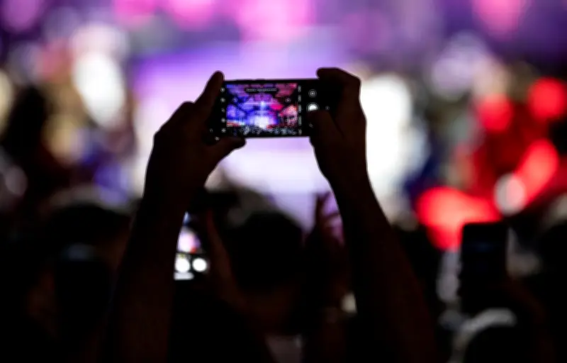 Artus et les smartphones en spectacle : la bataille légale contre les enregistrements