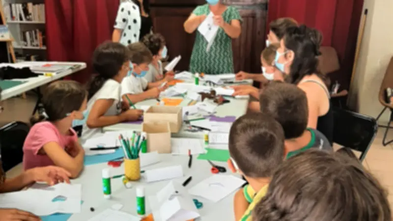Atelier créatif à la bibliothèque de Nébian : les enfants fabriquent des cartes animées