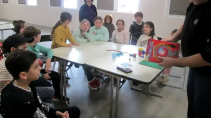 Atelier de magie à Bessèges : Éric Springfield ensorcelle les jeunes durant les vacances