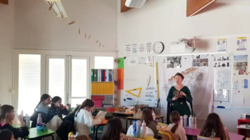 Atelier pédagogique médiéval : des élèves construisent des donjons dans l'Hérault