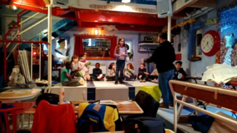 Atelier vacances : des enfants explorent la terre et créent un fanzine en slam