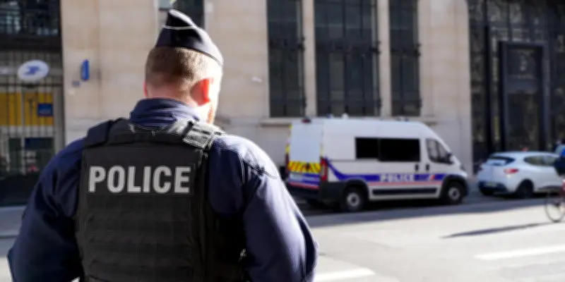 Attentat déjoué à Paris : cinq interpellations et des questions sur l'Iran