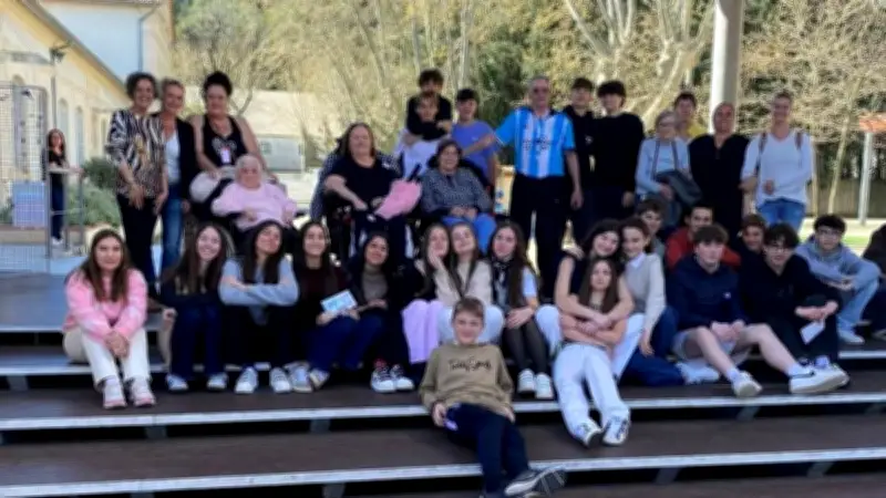 Au collège de Cessenon-sur-Orb, jeunes et aînés tissent des liens intergénérationnels forts