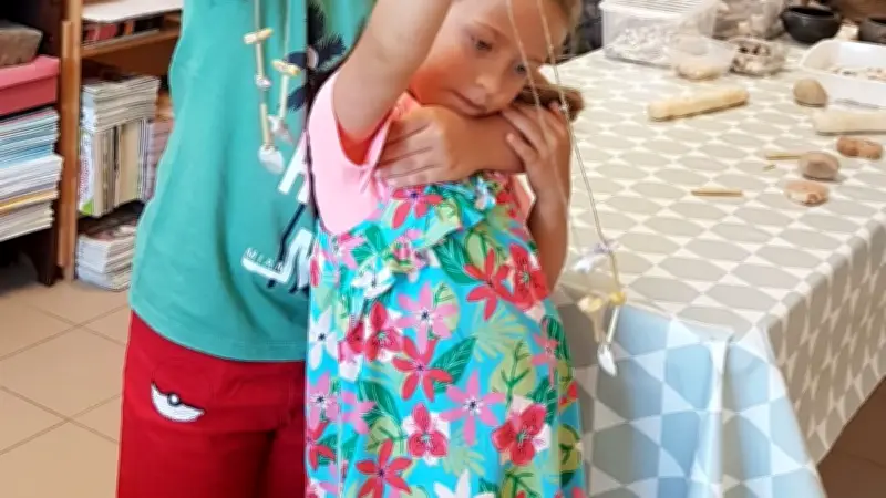 Au Préhistorama de Rousson, les enfants revivent la préhistoire par la pratique