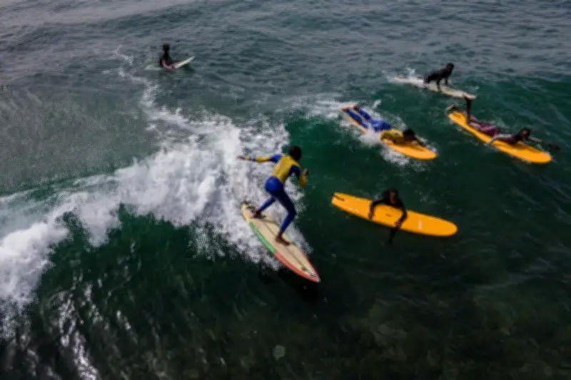 Au Sénégal, le surf redonne l'accès à l'école aux jeunes filles déscolarisées