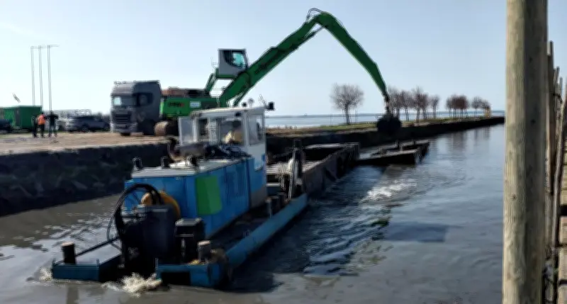Audenge : un vaste chantier de dragage et de renforcement des berges du port en cours
