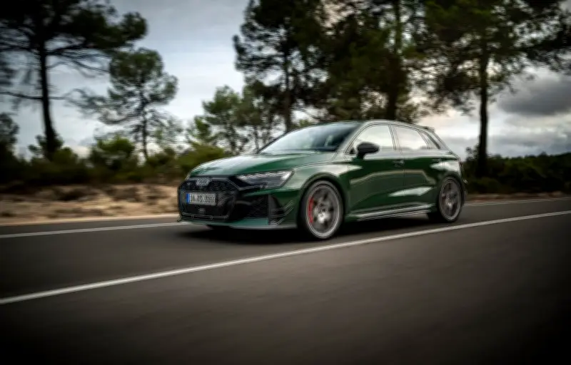 Audi célèbre 50 ans de son moteur 5 cylindres avec une RS3 Sportback exclusive