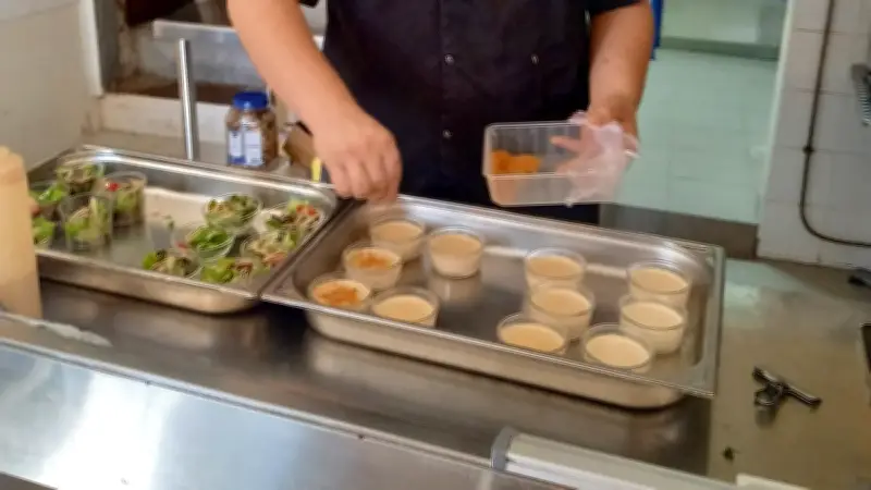 À Aujac, le chef Davy Labonne cuisine pour la cantine scolaire comme pour son restaurant