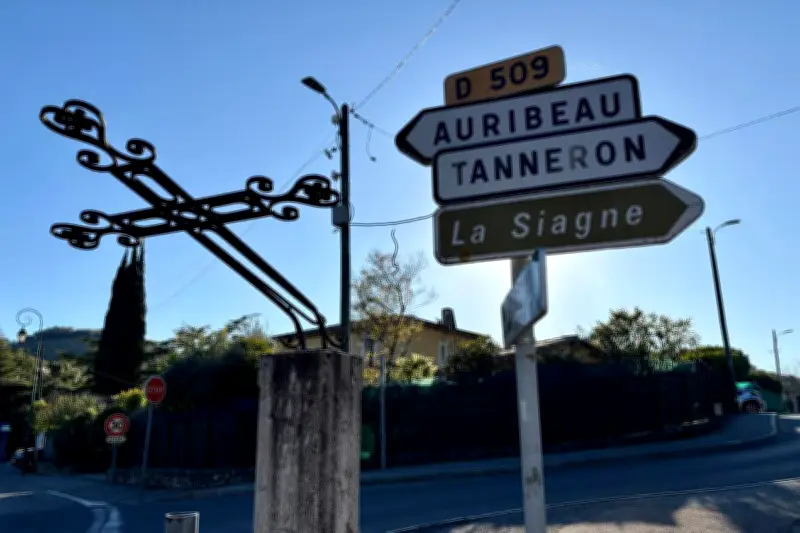 À Auribeau, le maire explique comment un accident a plié une croix en fer forgé