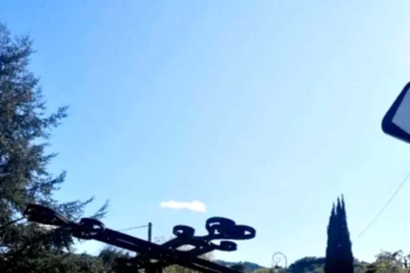 Auribeau : un camion percute une croix d'ornement pour éviter un câble télécom tombé du ciel