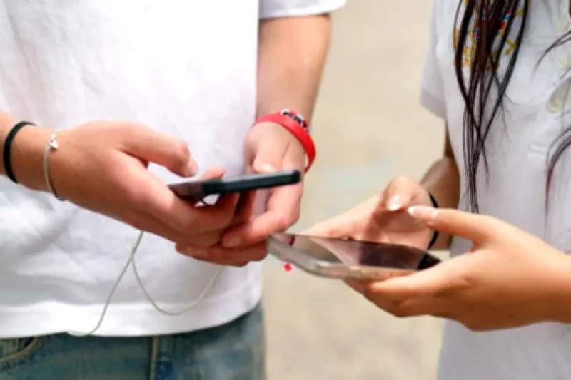 Australie et Indonésie durcissent leur position face aux réseaux sociaux pour les mineurs