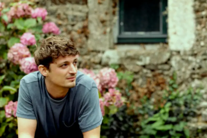 « Avant l’effondrement » : Niels Schneider dans une comédie politique sur la paternité et les idéologies